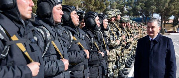 Шавкат Мирзиёев встретился с военными в Термезе Шавкат Мирзиёев встретился с военными в Термезе - Sputnik Ўзбекистон