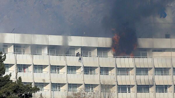 Мужчина пытается выбраться с балкона отеля Intercontinental в Кабуле во время нападения боевиков - Sputnik Узбекистан