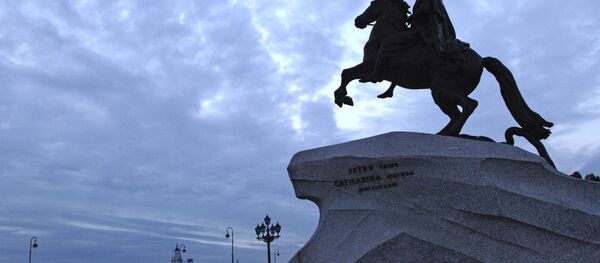 Памятник Петру I на Сенатской площади Санкт-Петербурга - Sputnik Узбекистан