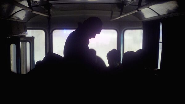 Люди греются в автобусе - Sputnik Ўзбекистон