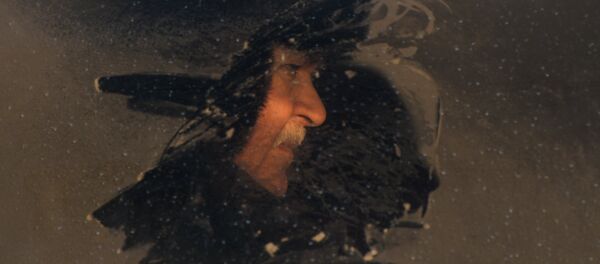 Мужчина в автобусе у замерзшего окна - Sputnik Узбекистан