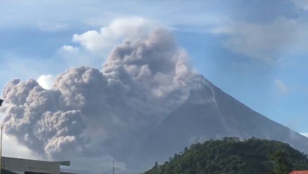 Vulkan Mayon na Filippinax vыbrosil stolb dыma i pepla - Sputnik Oʻzbekiston