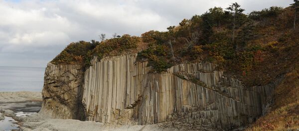 Скалы мыса Столбчатый на острове Кунашир Скалы мыса Столбчатый на острове Кунашир - Sputnik Ўзбекистон