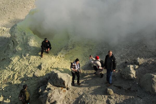 Кальдера вулкана Головнина, фумаролы на правом берегу озера Кипящего на острове Кунашир - Sputnik Узбекистан