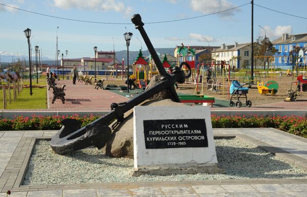 Памятник русским первооткрывателям Курильских островов на центральной площади Южно-Курильска - Sputnik Узбекистан
