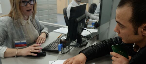 Выдача первых патентов в Едином миграционном центре Московской области - Sputnik Ўзбекистон