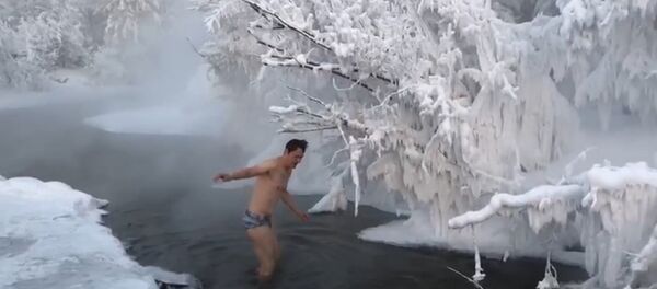 В Оймяконе туристы купались в 50-градусный мороз - Sputnik Узбекистан