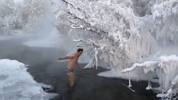 В Оймяконе туристы купались в 50-градусный мороз - Sputnik Узбекистан