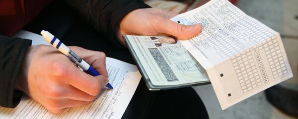 Сотрудник федеральной миграционной службы проводит проверку документов у иностранных рабочих - Sputnik Узбекистан