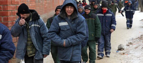 Иностранные рабочие возвращаются к работе после обеденного перерыва Иностранные рабочие возвращаются к работе после обеденного перерыва - Sputnik Ўзбекистон