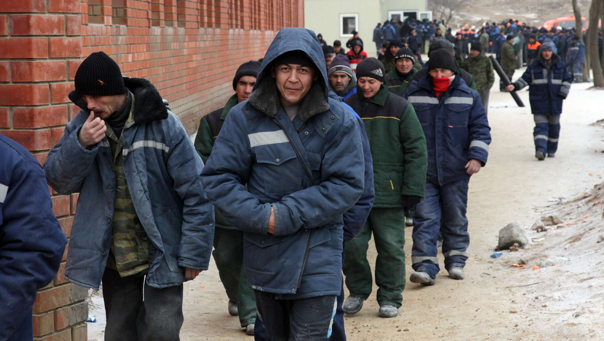 Таджики покидают страну. Мигранты в Москве. Гастарбайтеры из Узбекистана. Трудовые мигранты. Толпа таджиков.