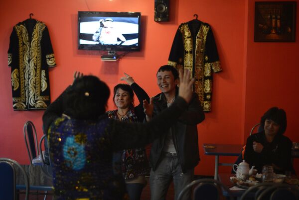 Рабочие в кафе - Sputnik Узбекистан