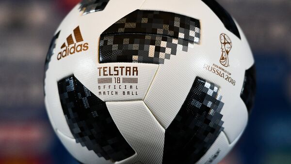 Официальный мяч чемпионата мира по футболу 2018 Telstar 18, архивное фото - Sputnik Узбекистан