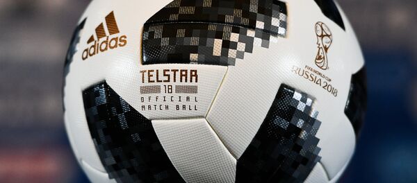Официальный мяч чемпионата мира по футболу - 2018 Telstar 18, архивное фото - Sputnik Узбекистан