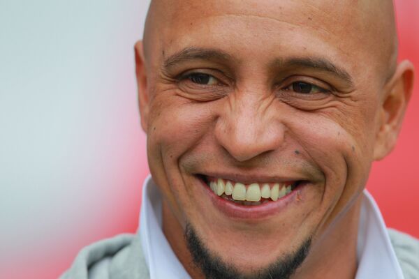 Игрок сборной Бразилии Роберто Карлос за свою клубную карьеру успел поиграть не только за легендарный Реал Мадрид, но и за махачкалинский Анжи, где какое-то время даже работал директором - Sputnik Узбекистан