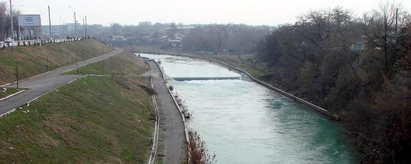 Водный канал, протекающий рядом с многоэтажными домами в Ташкенте - Sputnik Ўзбекистон