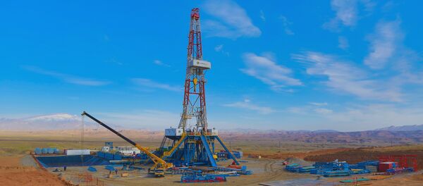 Началось строительство скважины на крупнейшем месторождении Узбекистана Началось строительство скважины на крупнейшем месторождении Узбекистана - Sputnik Узбекистан