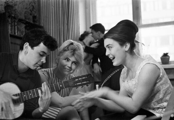 Студенты поют песни под гитару на вечеринке,1965 год - Sputnik Узбекистан