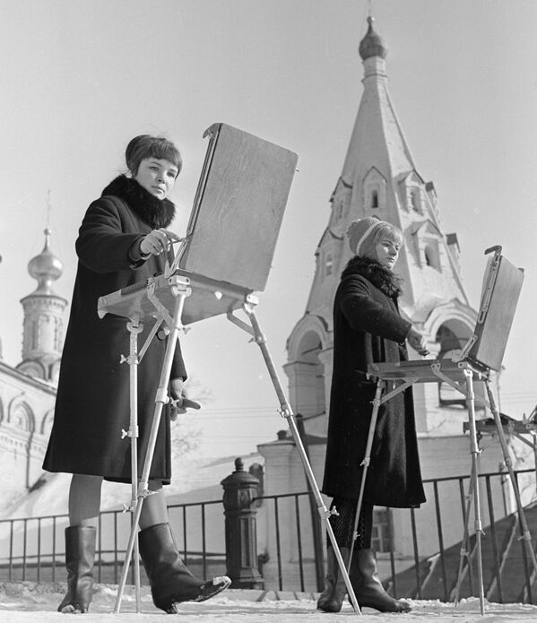 Студенты Художественного училища рисуют древние соборы рязанского Кремля,1967 год - Sputnik Узбекистан