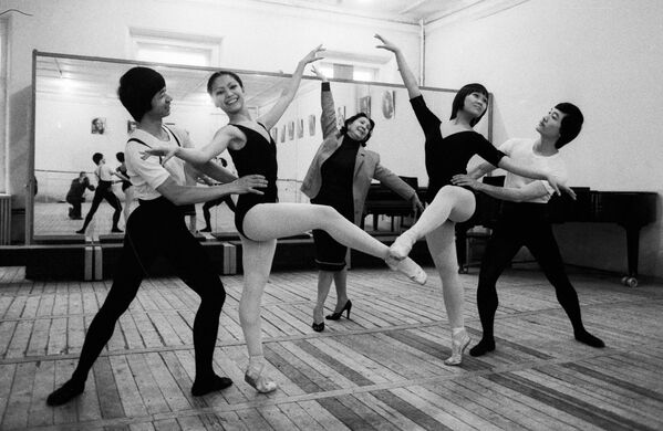 Вьетнамские студенты на занятиях по классическому танцу в Институте театрального искусства. 1985 год - Sputnik Узбекистан