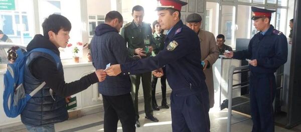 Сотрудники МЧС и ГТК провели разъяснительные работы среди граждан, пересекающих границу - Sputnik Узбекистан