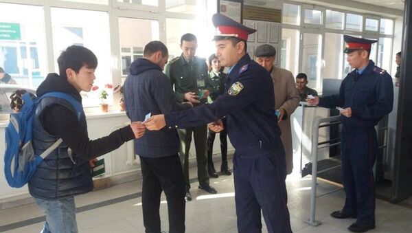 Сотрудники МЧС и ГТК провели разъяснительные работы среди граждан, пересекающих границу - Sputnik Узбекистан