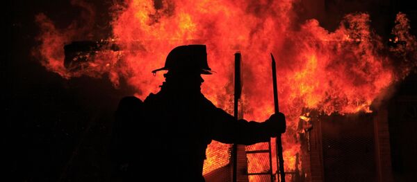 Пожарный тушит огонь - Sputnik Ўзбекистон