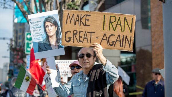 Участник митинга в поддержку антиправительственных демонстраций, проходящих в Иране, США, Лос-Анджелес, 7 января 2018 года - Sputnik Узбекистан