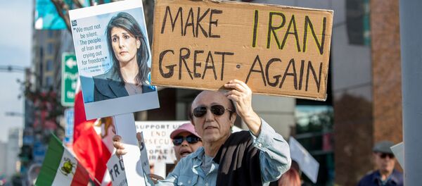 Участник митинга в поддержку антиправительственных демонстраций, проходящих в Иране, США, Лос-Анджелес, 7 января 2018 года - Sputnik Узбекистан