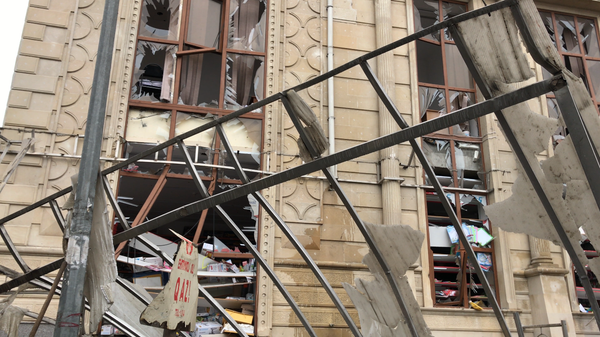 Последствия взрыва в подвале жилого дома на улице Диляры Алиевой в Баку - Sputnik Узбекистан
