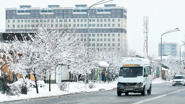 Микроавтобус на улице Душанбе - Sputnik Узбекистан