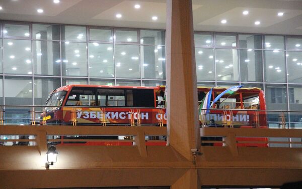 Двухэтажные автобусы, на которых спортсменов повезли по улицам Ташкента - Sputnik Узбекистан