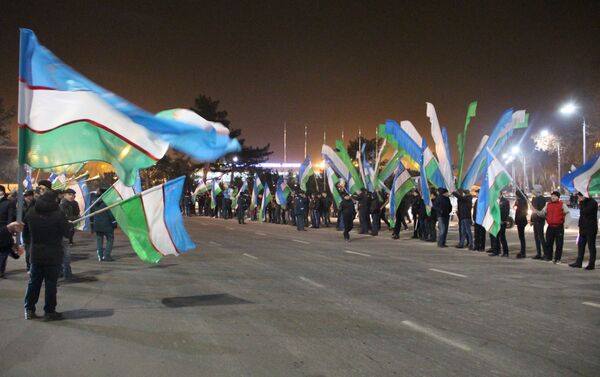 Тысячи людей с флагами выстроились вдоль дороги, встречая чемпионов Азии - Sputnik Узбекистан