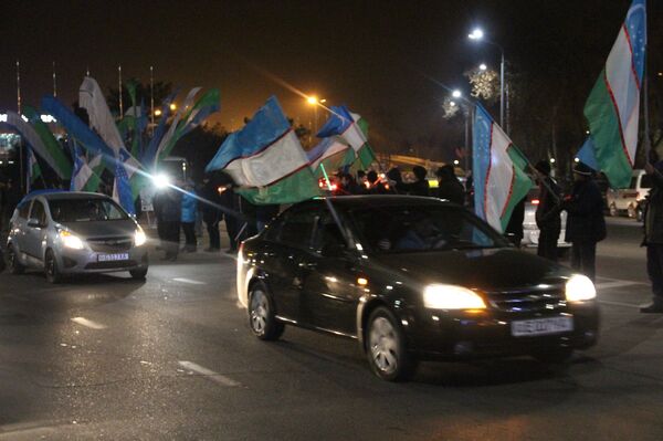 Автомобилисты устроили кортеж, сопровождая автобус с футболистами Автомобилисты устроили кортеж, сопровождая автобус с футболистами - Sputnik Узбекистан