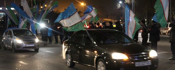 Автомобилисты устроили кортеж, сопровождая автобус с футболистами Автомобилисты устроили кортеж, сопровождая автобус с футболистами - Sputnik Ўзбекистон