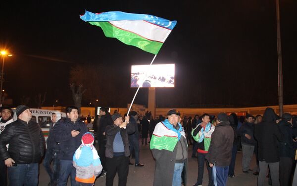 На информационных экранах перед аэропортам транслировали кадры финала ЧА - Sputnik Узбекистан