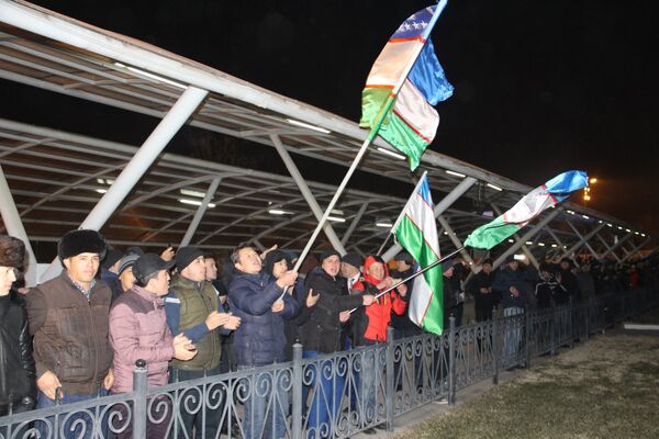 Болельщики с флагами пришли встречать сборную Узбекистана по футболу - Sputnik Узбекистан