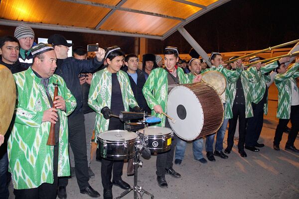 Как в Ташкенте встречали победителей ЧА по футболу - Sputnik Узбекистан