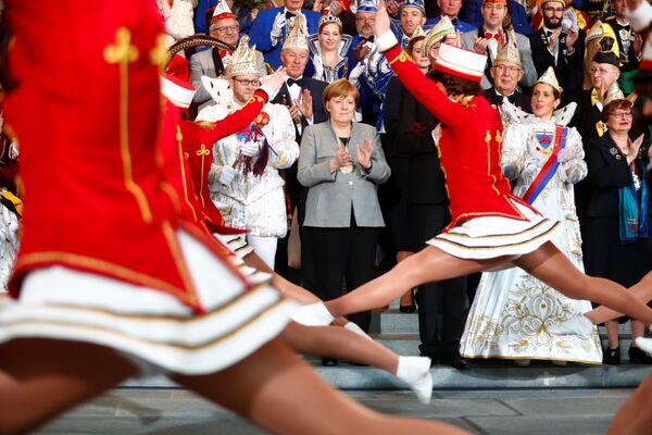 Канцлер Германии Ангела Меркель во время приема делегации карнавальных обществ в Берлине - Sputnik Узбекистан