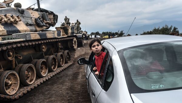 Турецкая девочка наблюдает из окна автомобиля, как танки и солдаты турецкой армии собираются у сирийской границы в городе Хасса - Sputnik Ўзбекистон