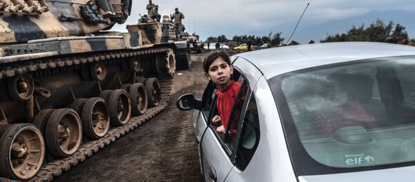 Турецкая девочка наблюдает из окна автомобиля, как танки и солдаты турецкой армии собираются у сирийской границы в городе Хасса Турецкая девочка наблюдает из окна автомобиля, как танки и солдаты турецкой армии собираются у сирийской границы в городе Хасса - Sputnik Ўзбекистон