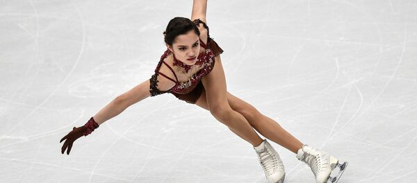 Евгения Медведева выступает в произвольной программе женского одиночного катания на чемпионате Европы по фигурному катанию в Москве Евгения Медведева выступает в произвольной программе женского одиночного катания на чемпионате Европы по фигурному катанию в Москве - Sputnik Узбекистан