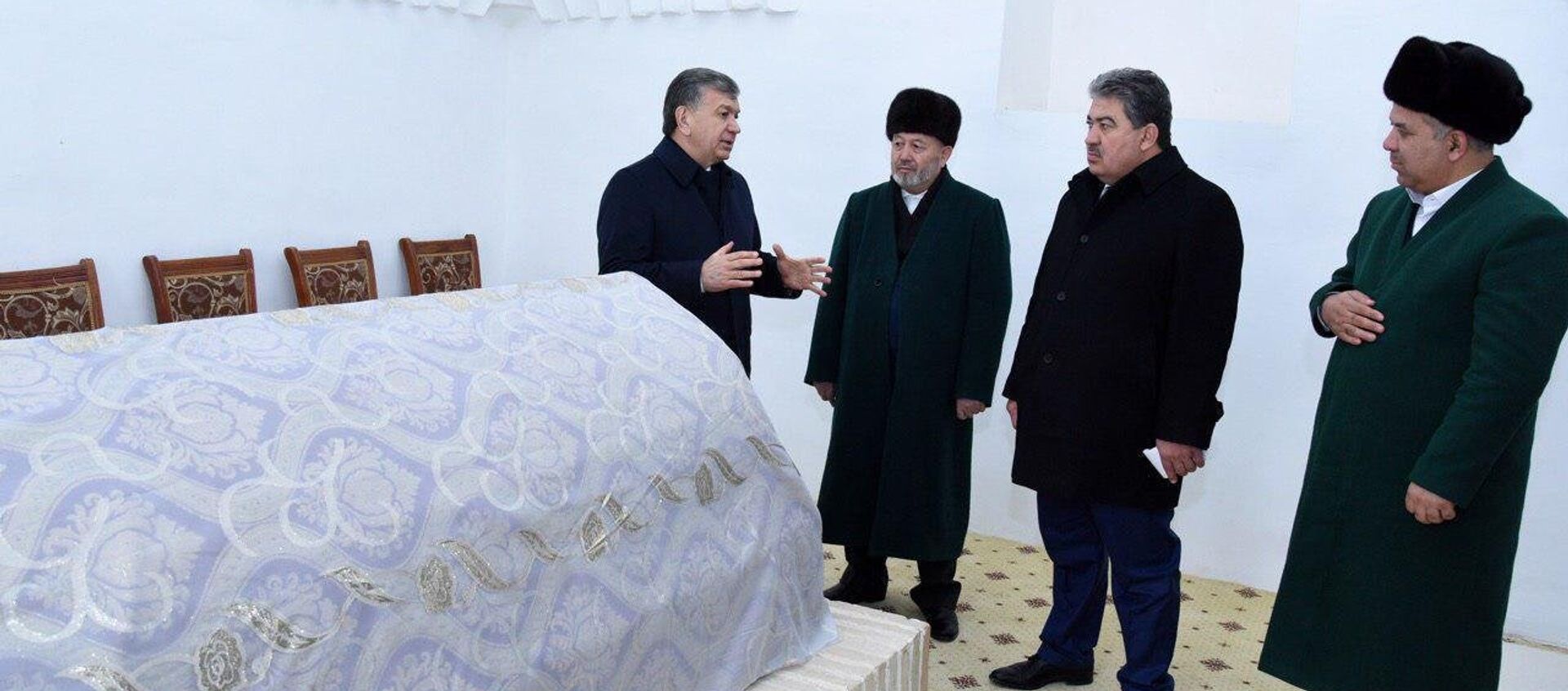 Шавкат Мирзиёев посетил мавзолей Абу Муина Насафи, осмотрел проделанную здесь работу по строительству и благоустройству - Sputnik Узбекистан, 1920, 29.01.2018