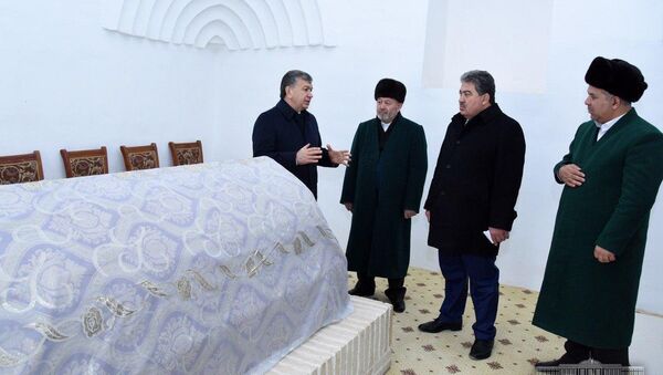Шавкат Мирзиёев посетил мавзолей Абу Муина Насафи, осмотрел проделанную здесь работу по строительству и благоустройству - Sputnik Узбекистан