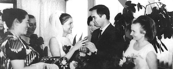 Татьяна Каримова и Ислам Каримов во время бракосочетания - Sputnik Узбекистан