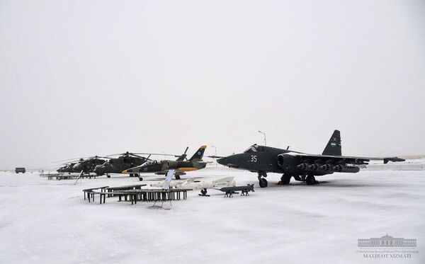 Шавкат Мирзиёев посетил военный аэродром Ханабад в Каршинском районе - Sputnik Узбекистан