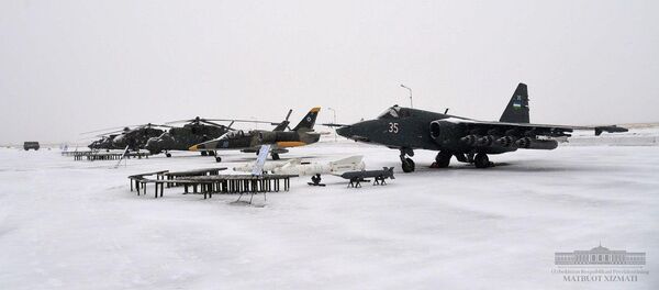 Шавкат Мирзиёев посетил военный аэродром Ханабад в Каршинском районе Шавкат Мирзиёев посетил военный аэродром Ханабад в Каршинском районе - Sputnik Ўзбекистон