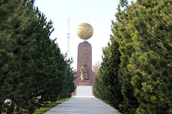 В центре площади Мустакиллик возвышается монумент Независимости и гуманизма. - Sputnik Узбекистан