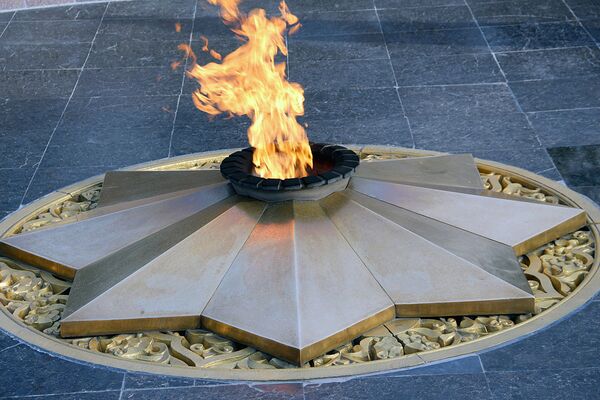 Вечный огонь находится в Ташкенте рядом с монументом Скорбящей матери, которая не дождалась детей с войны. - Sputnik Узбекистан