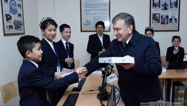 Шавкат Мирзиёев посетил специализированную школу-интернат имени Абдуллы Орипова - Sputnik Узбекистан
